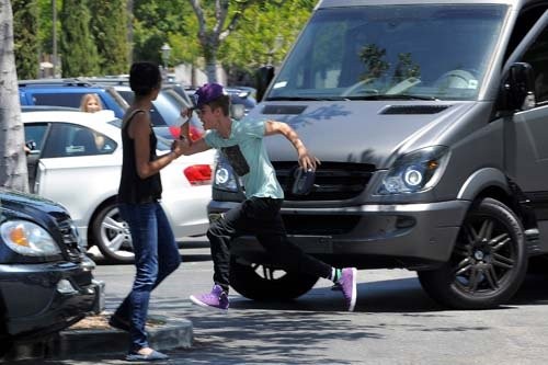Selena Gomez và Justin Bieber đã chạy trốn khỏi hiện trường trước khi cảnh sát đến